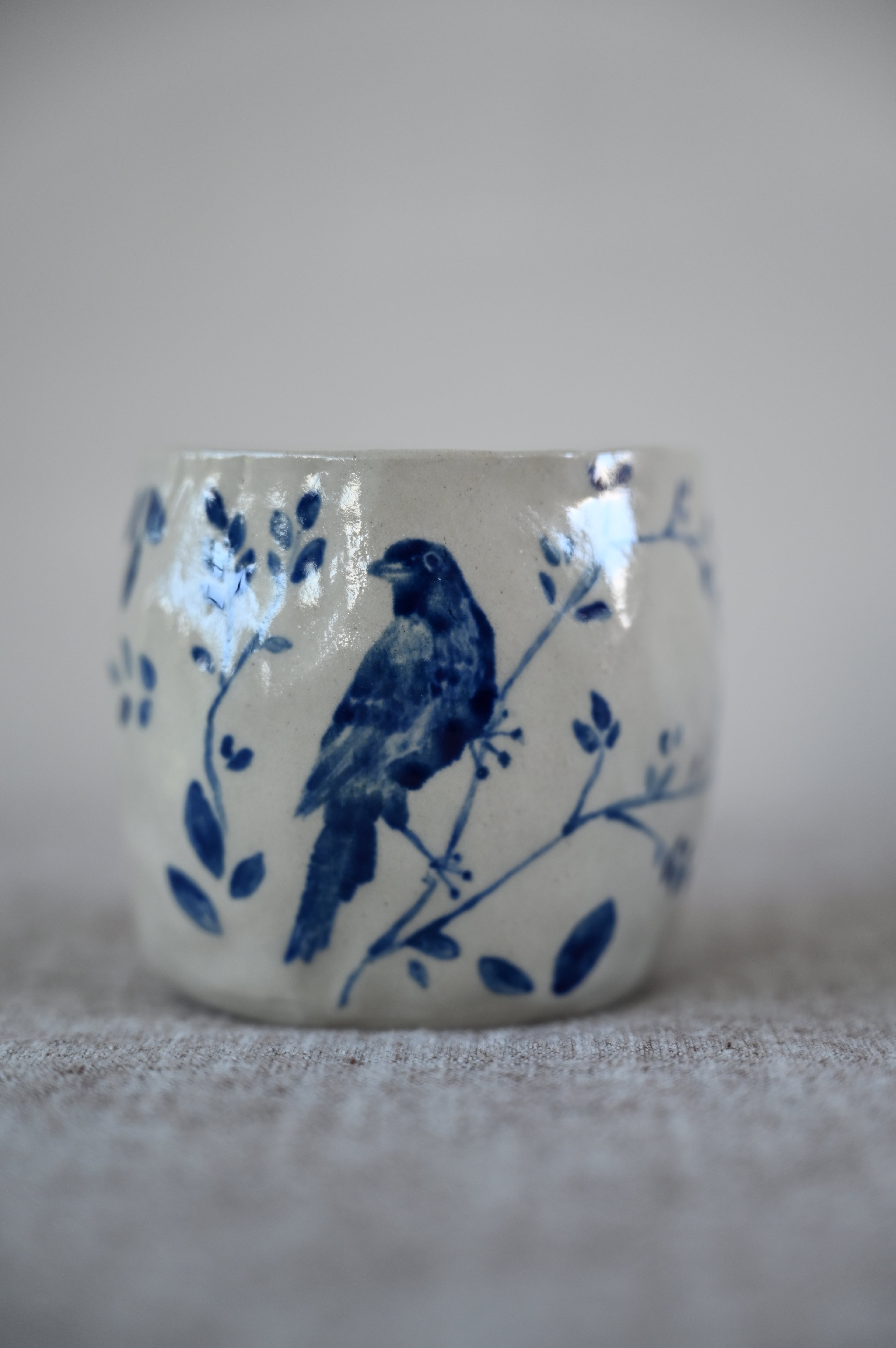Handgeknepen mok met merel op tak