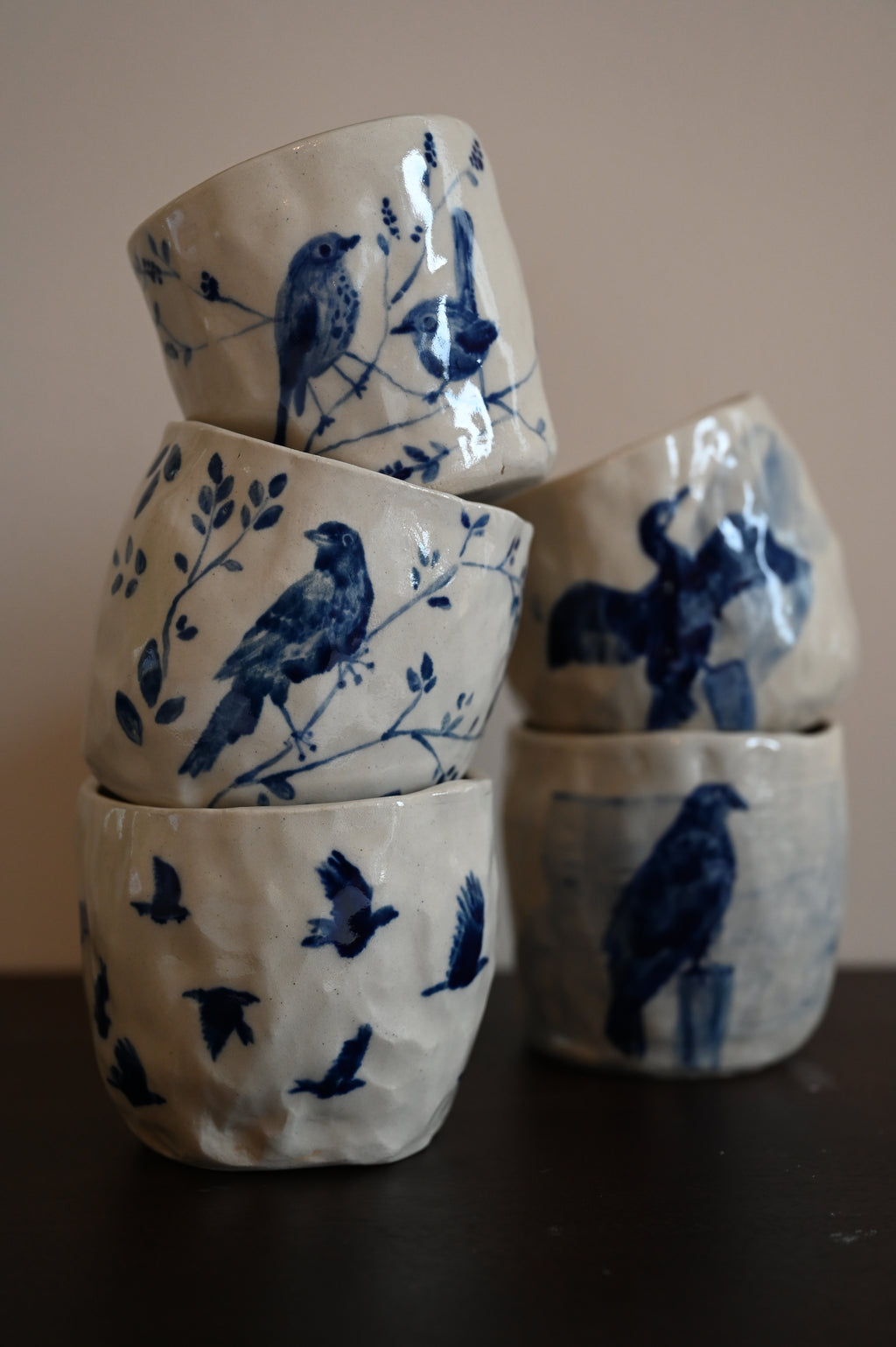 Mok met buizerd op paal