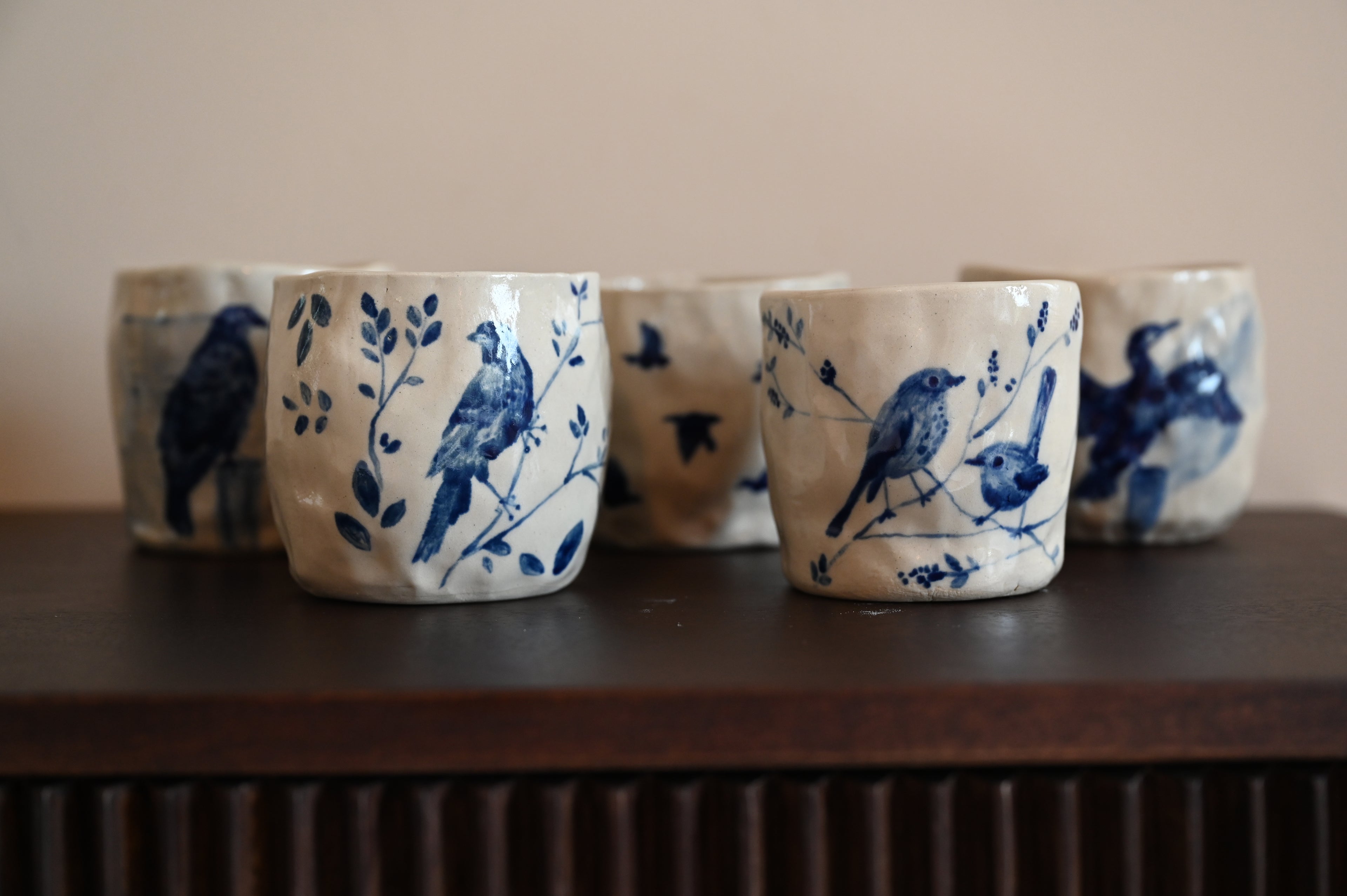 Kleifunding: Handgeknepen mok met vogel