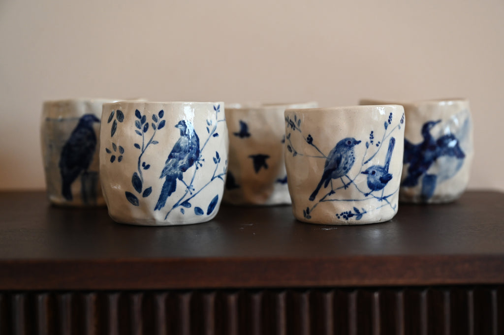 Kleine mok met  roodborst op tak