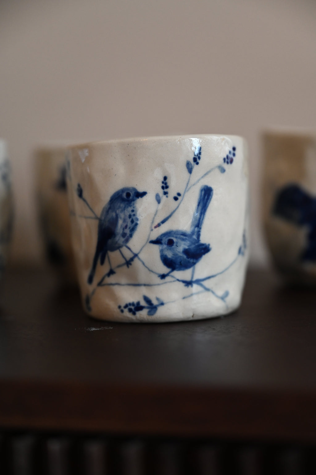 Kleine mok met  roodborst op tak