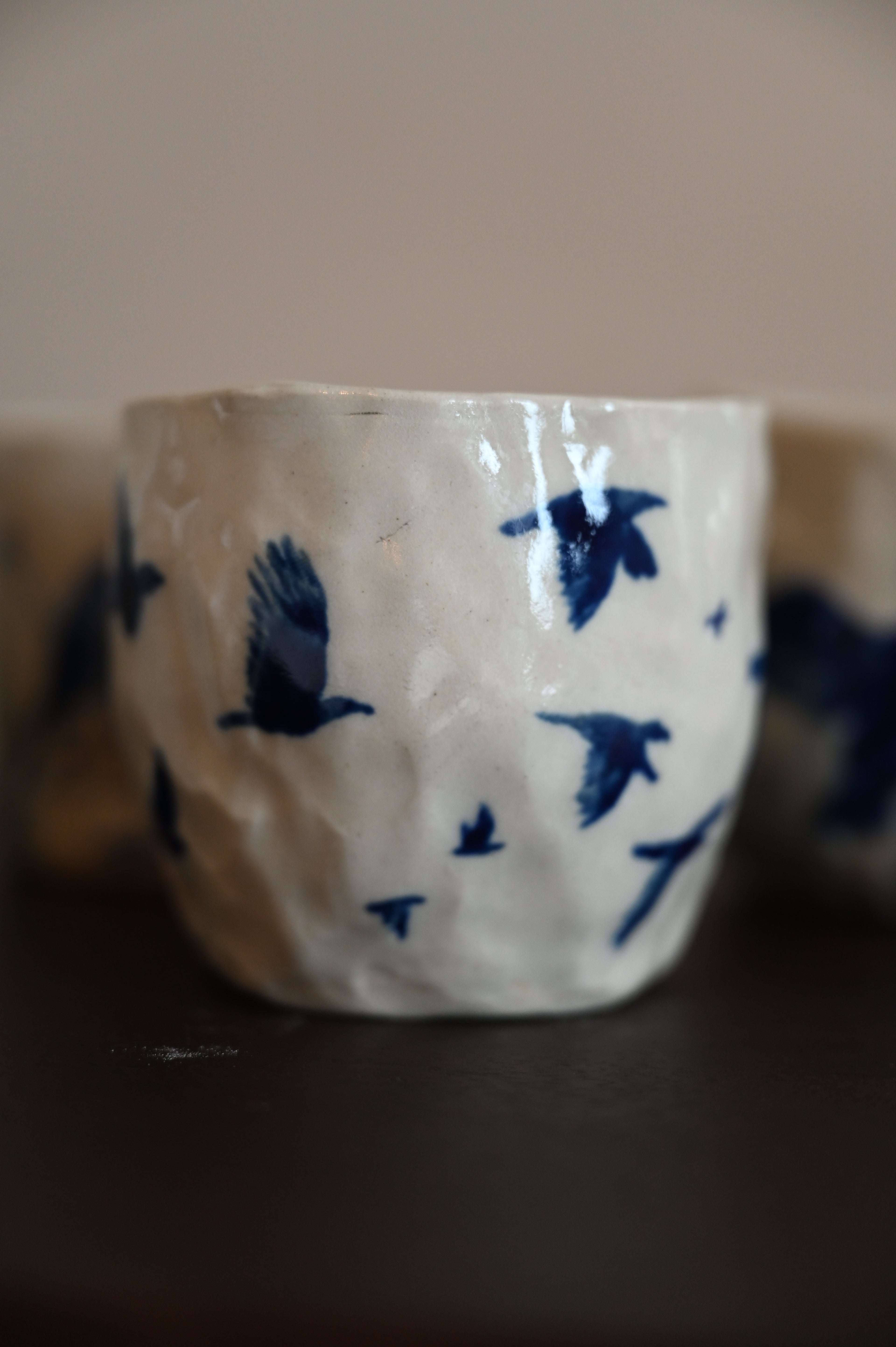 Mok met vliegende kraaien