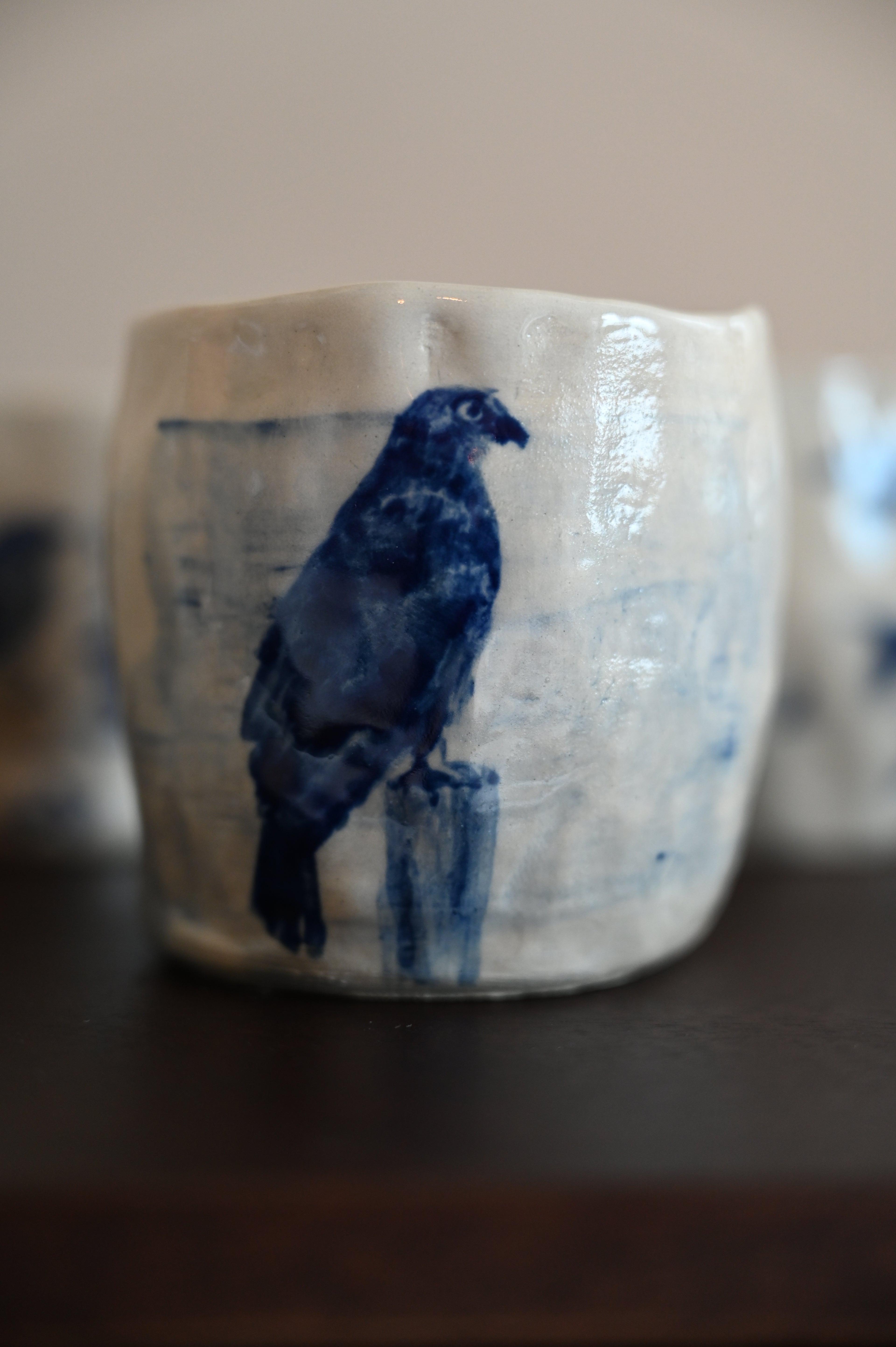 Mok met buizerd op paal