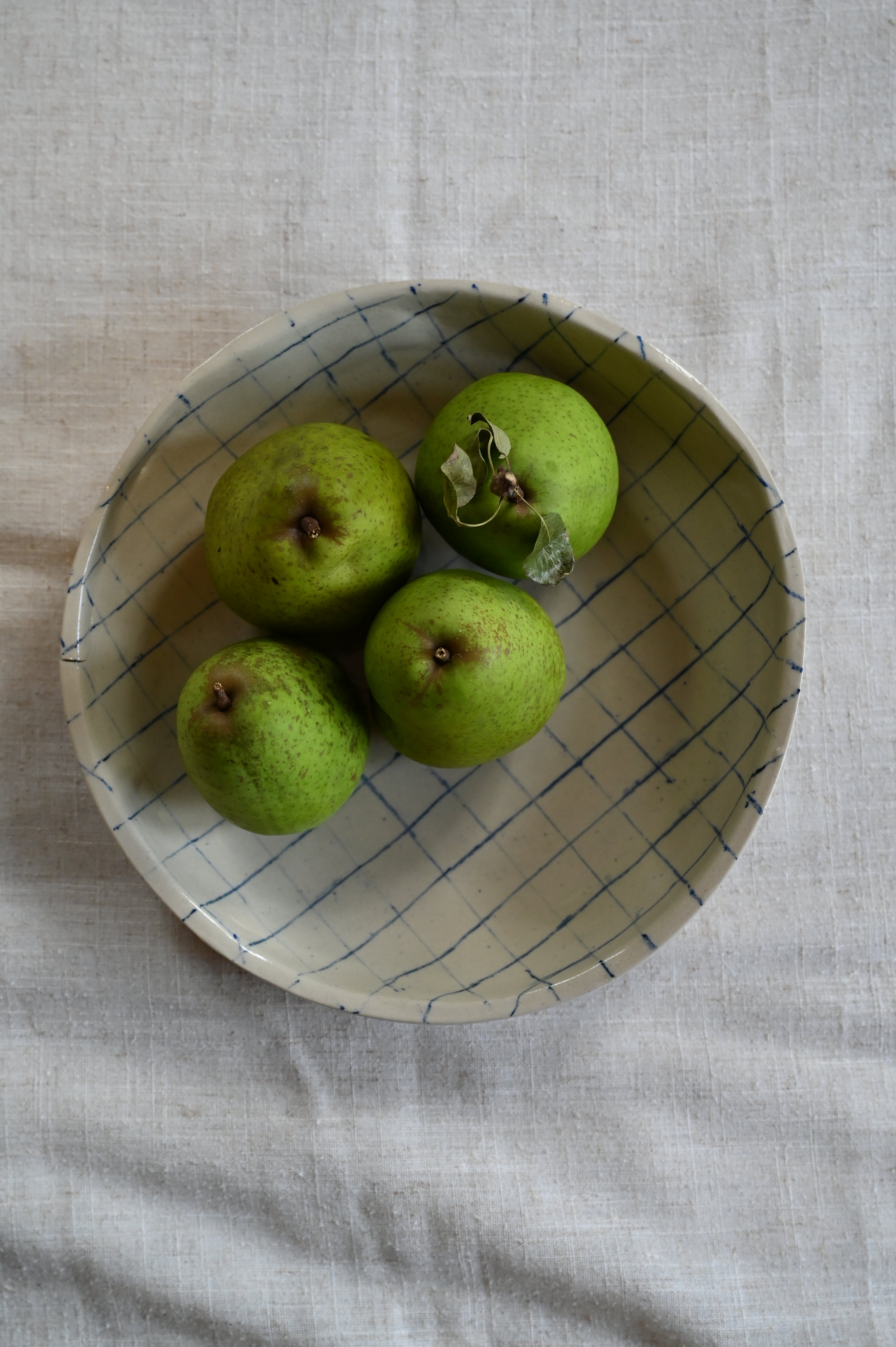 Ronde schaal met ruitpatroon in delftsblauw potlood.
