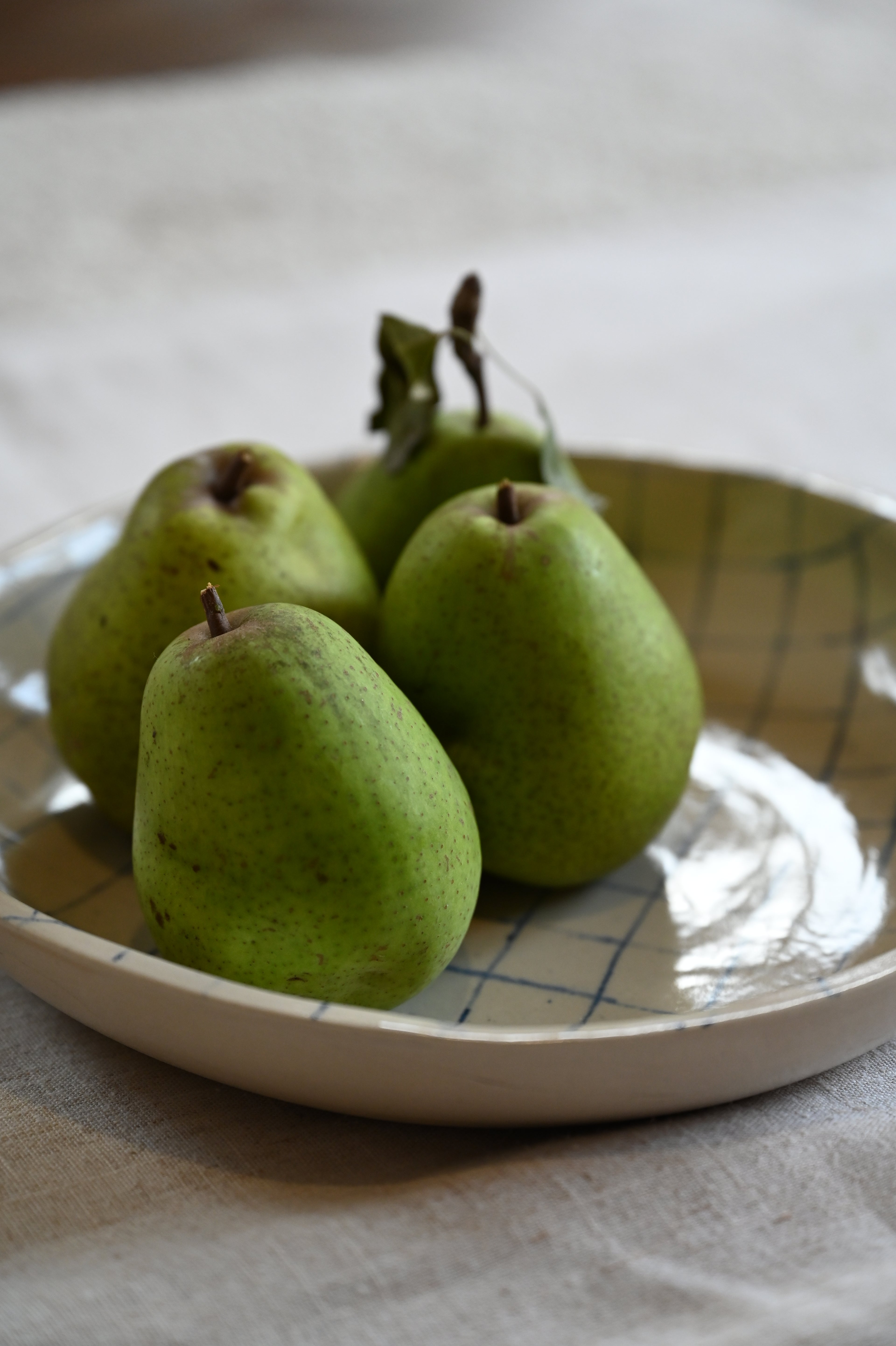 Ronde schaal met ruitpatroon in delftsblauw potlood.