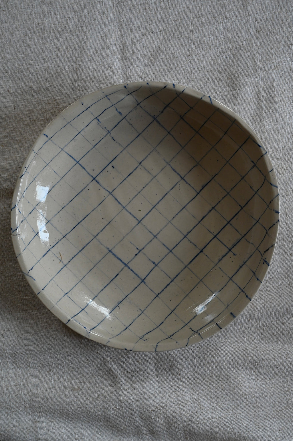 Ronde schaal met ruitpatroon in delftsblauw potlood.