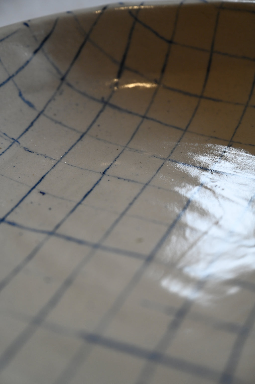 Ronde schaal met ruitpatroon in delftsblauw potlood.