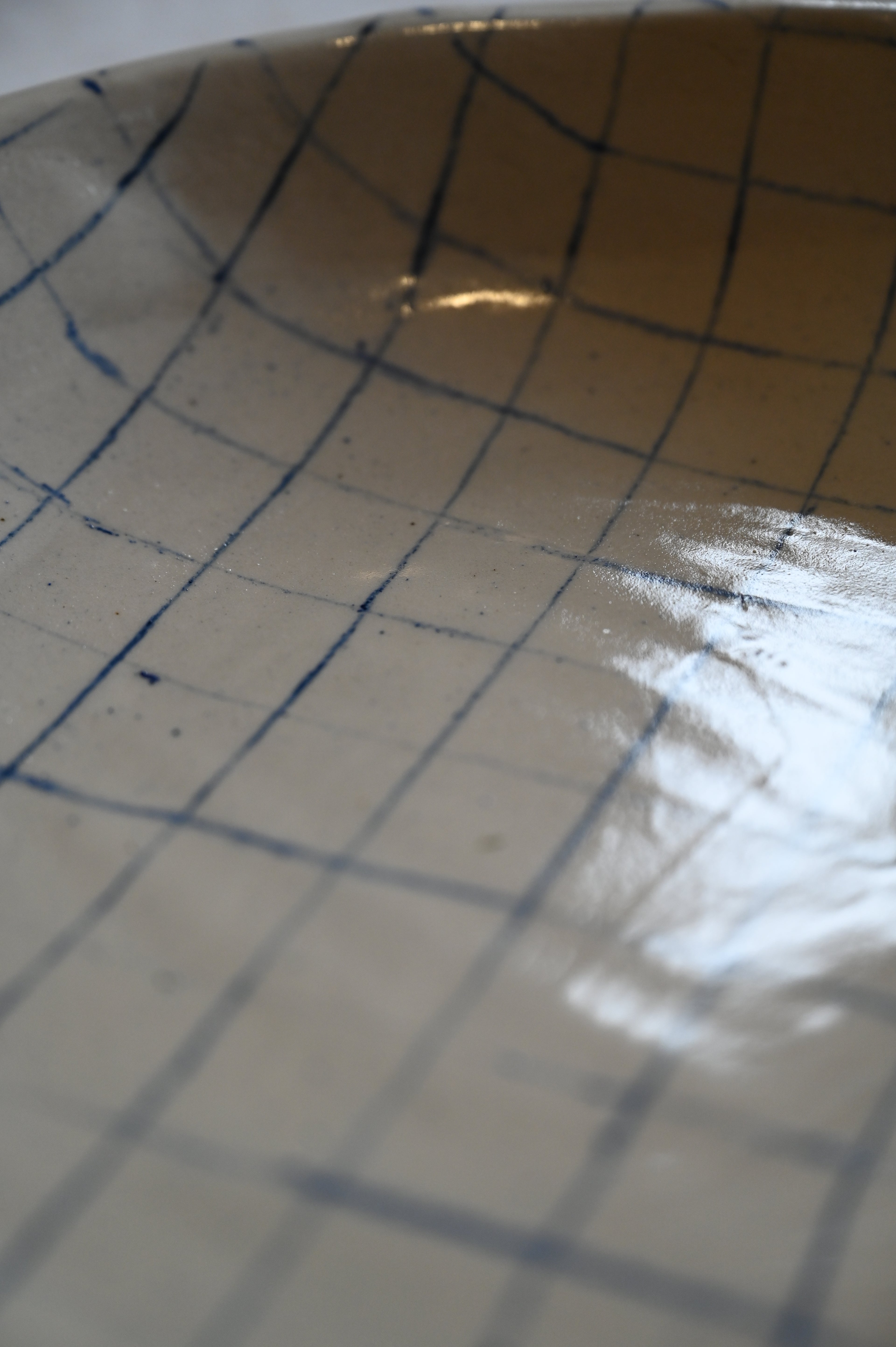 Ronde schaal met ruitpatroon in delftsblauw potlood.