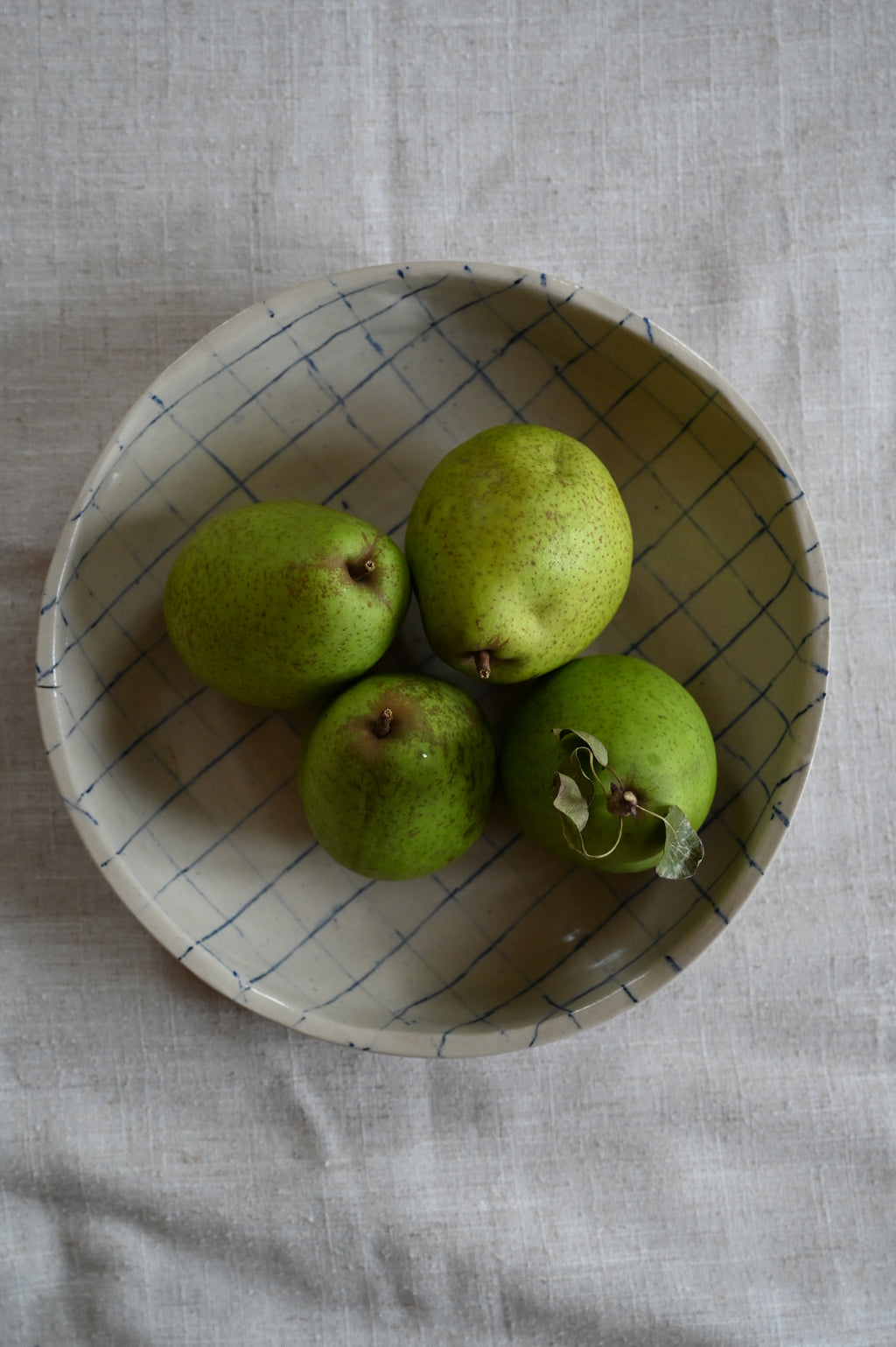 Ronde schaal met ruitpatroon in delftsblauw potlood.