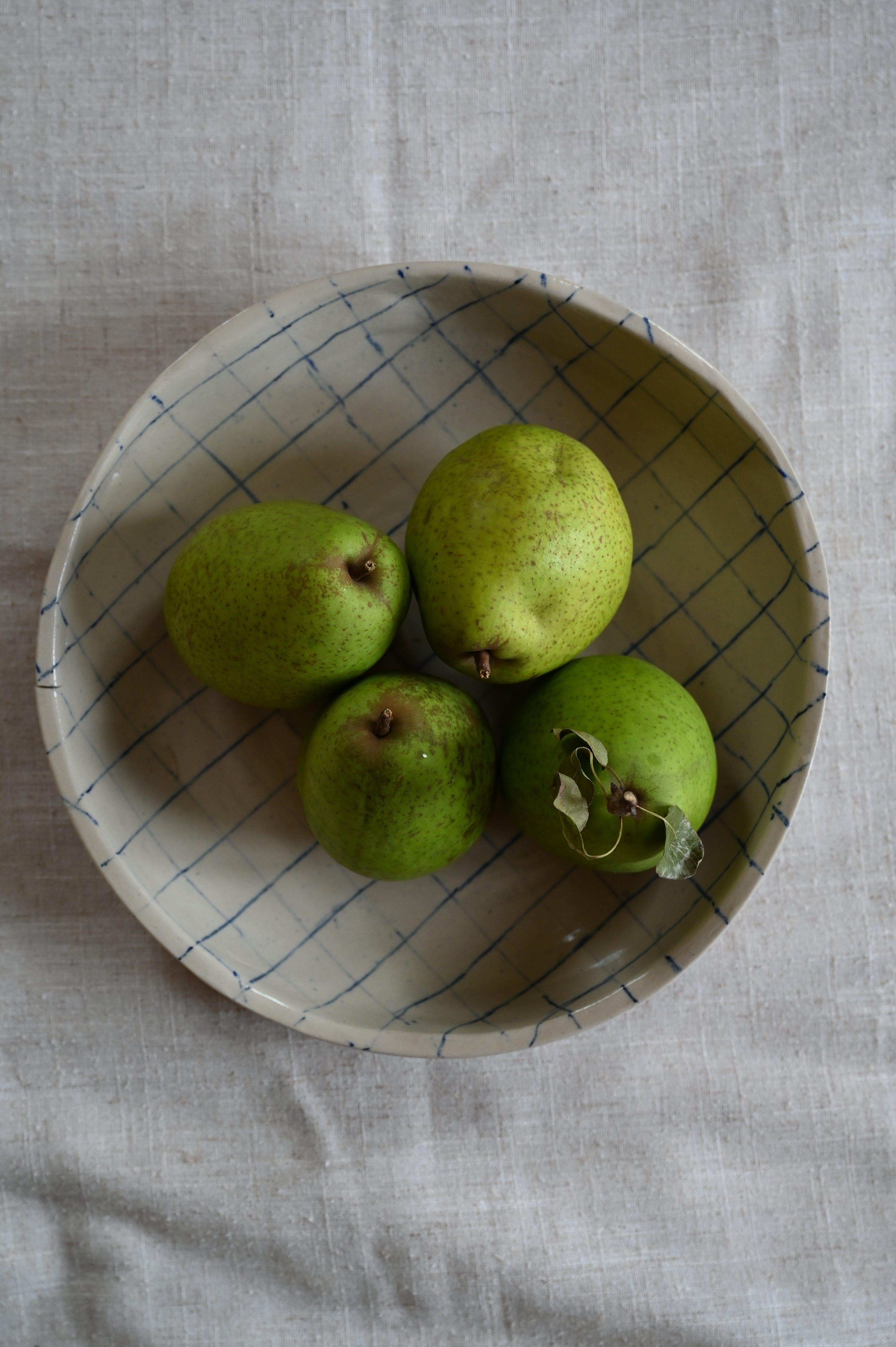Ronde schaal met ruitpatroon in delftsblauw potlood.
