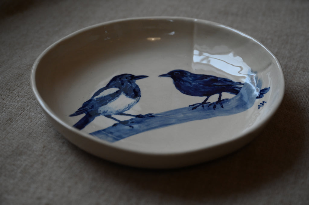 Ronde schaal met ekster en merel