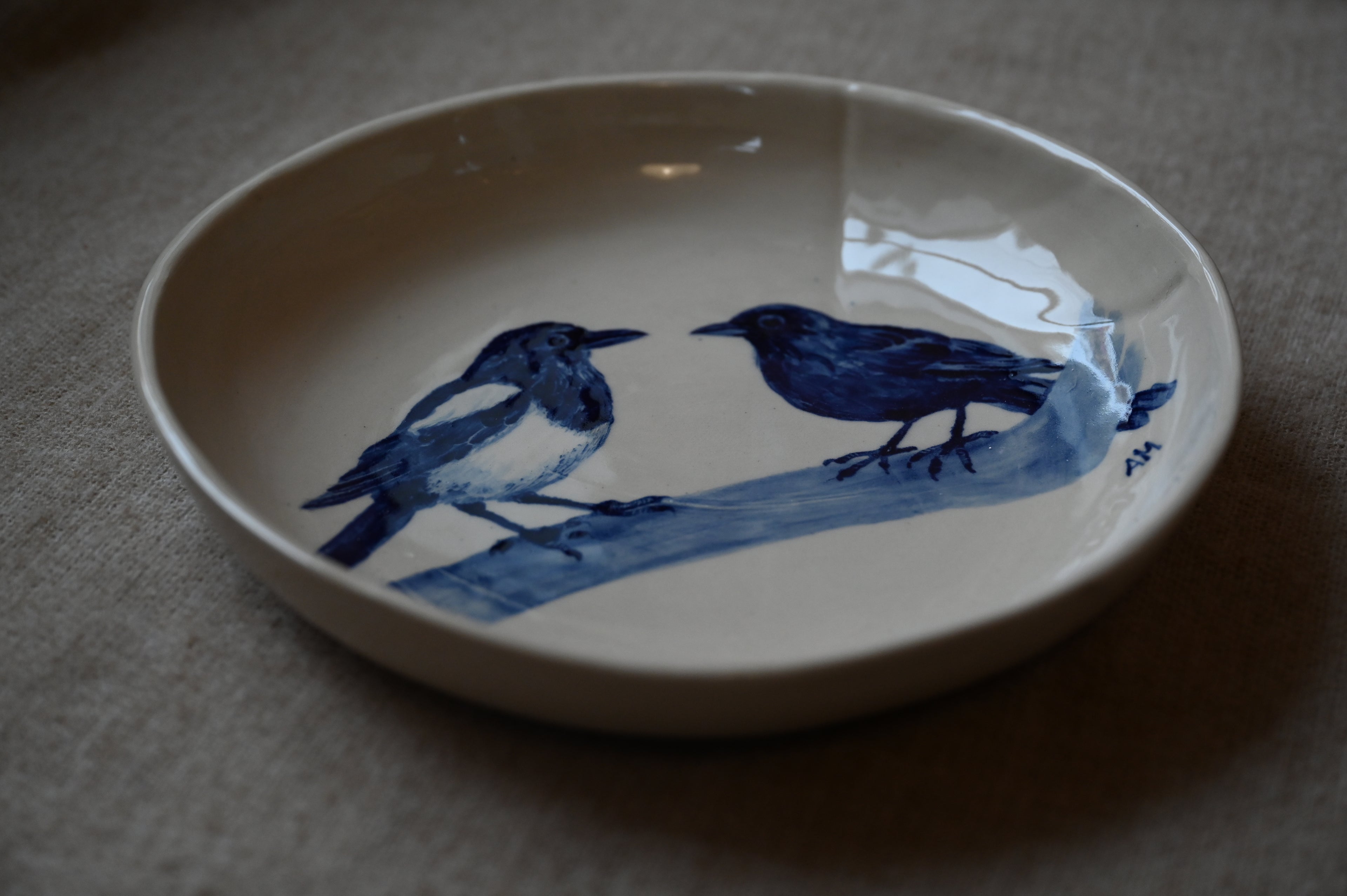 Ronde schaal met ekster en merel