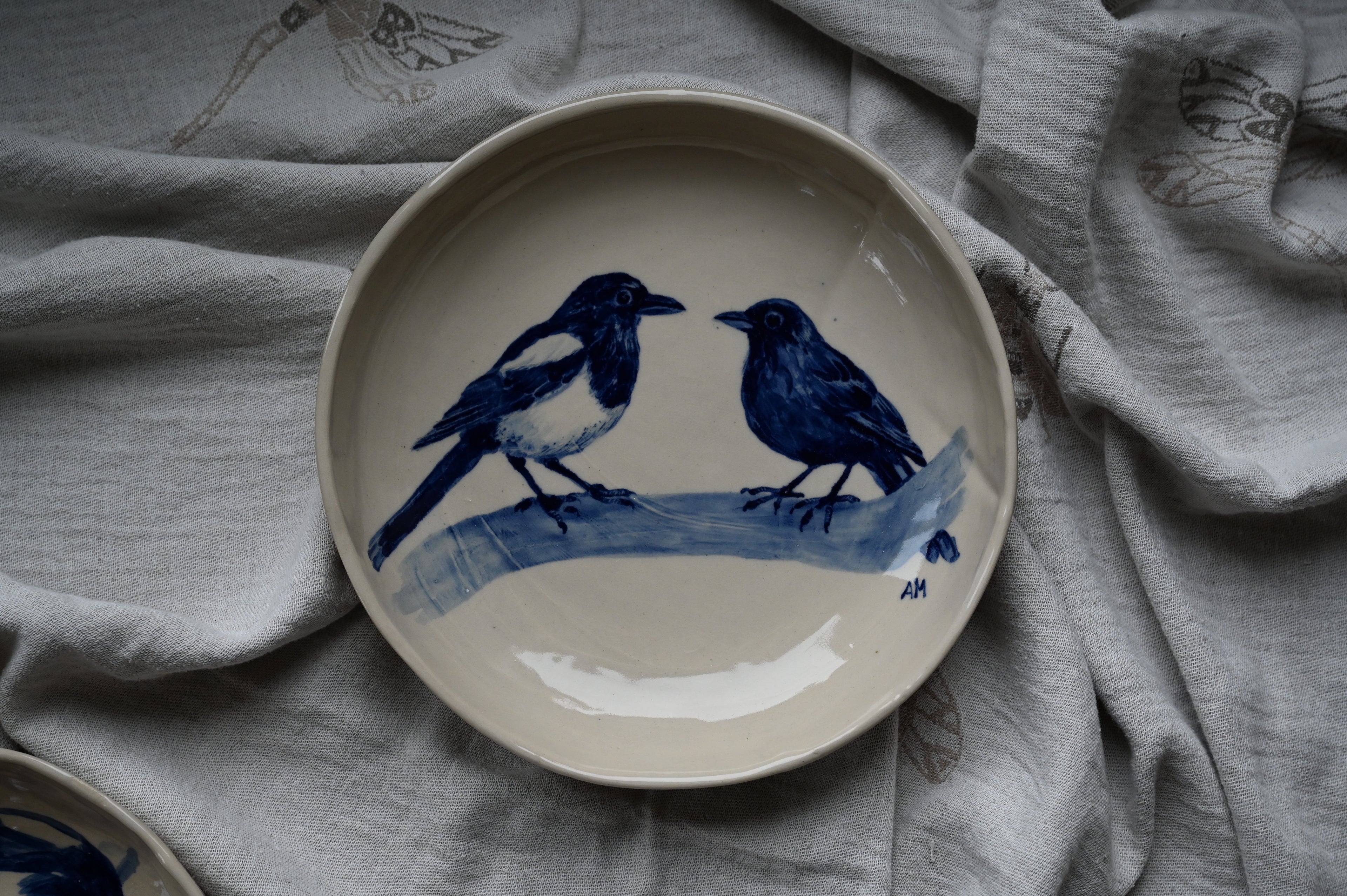 Ronde schaal met ekster en merel