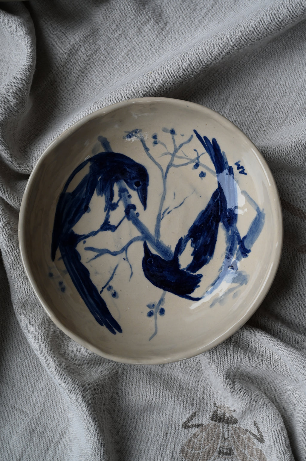 Ronde schaal met twee eksters