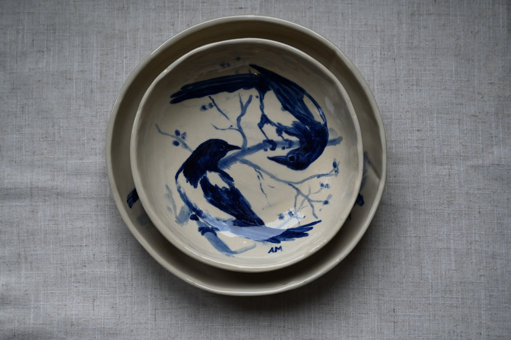 Ronde schaal met twee eksters