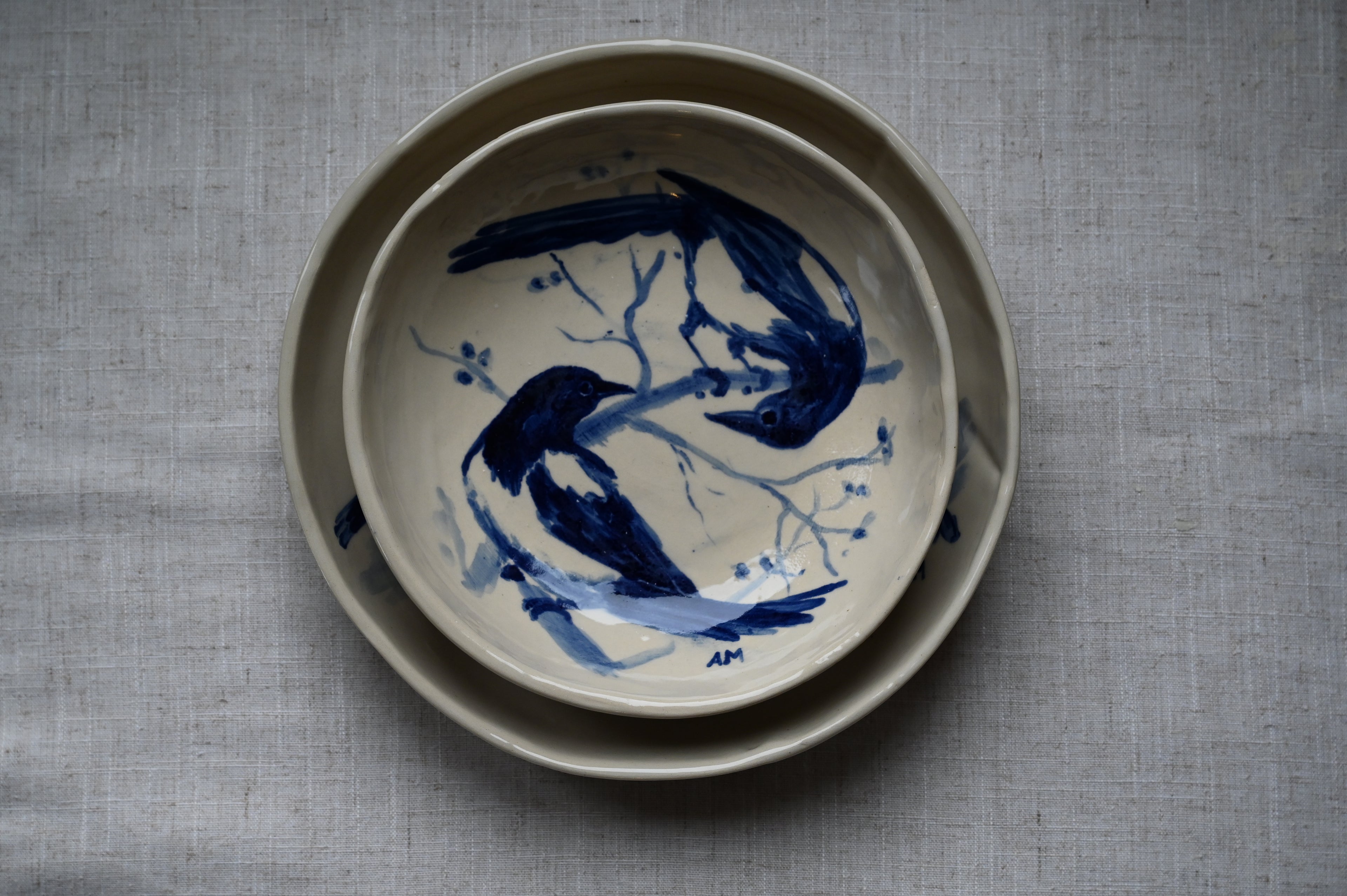 Ronde schaal met twee eksters