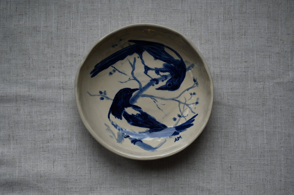 Ronde schaal met twee eksters