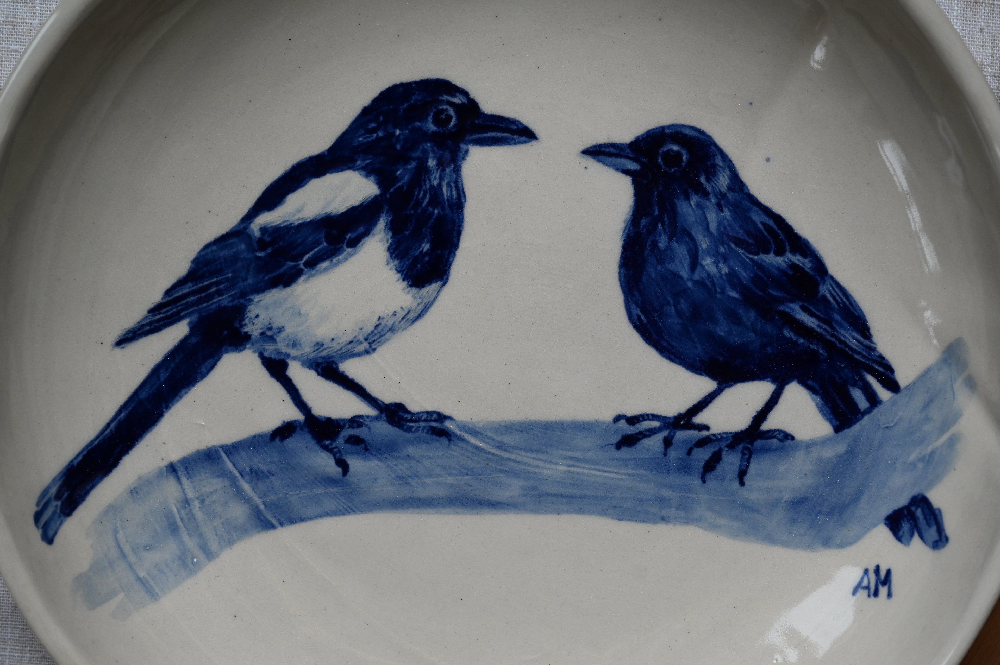 Ronde schaal met ekster en merel