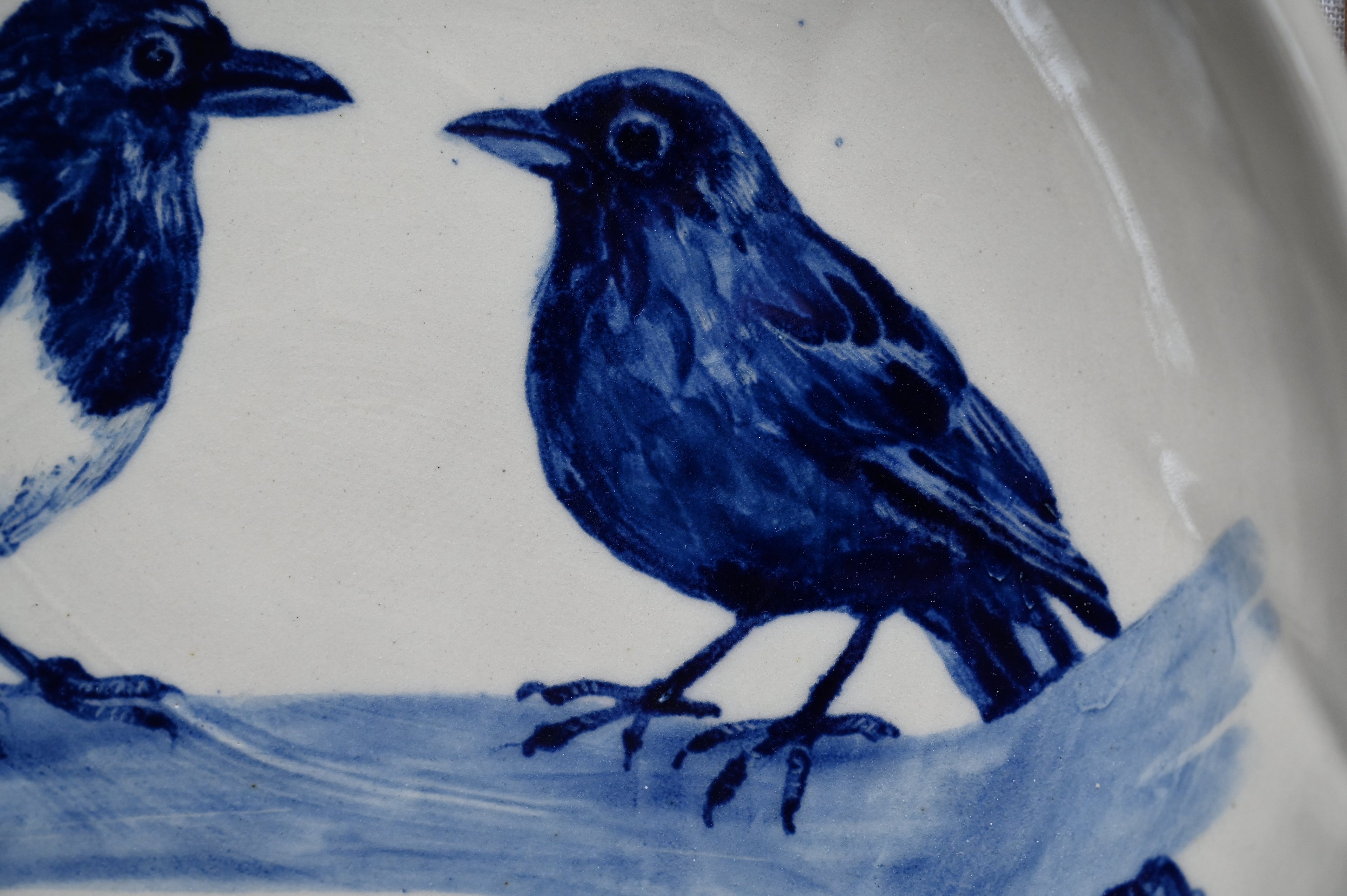 Ronde schaal met ekster en merel