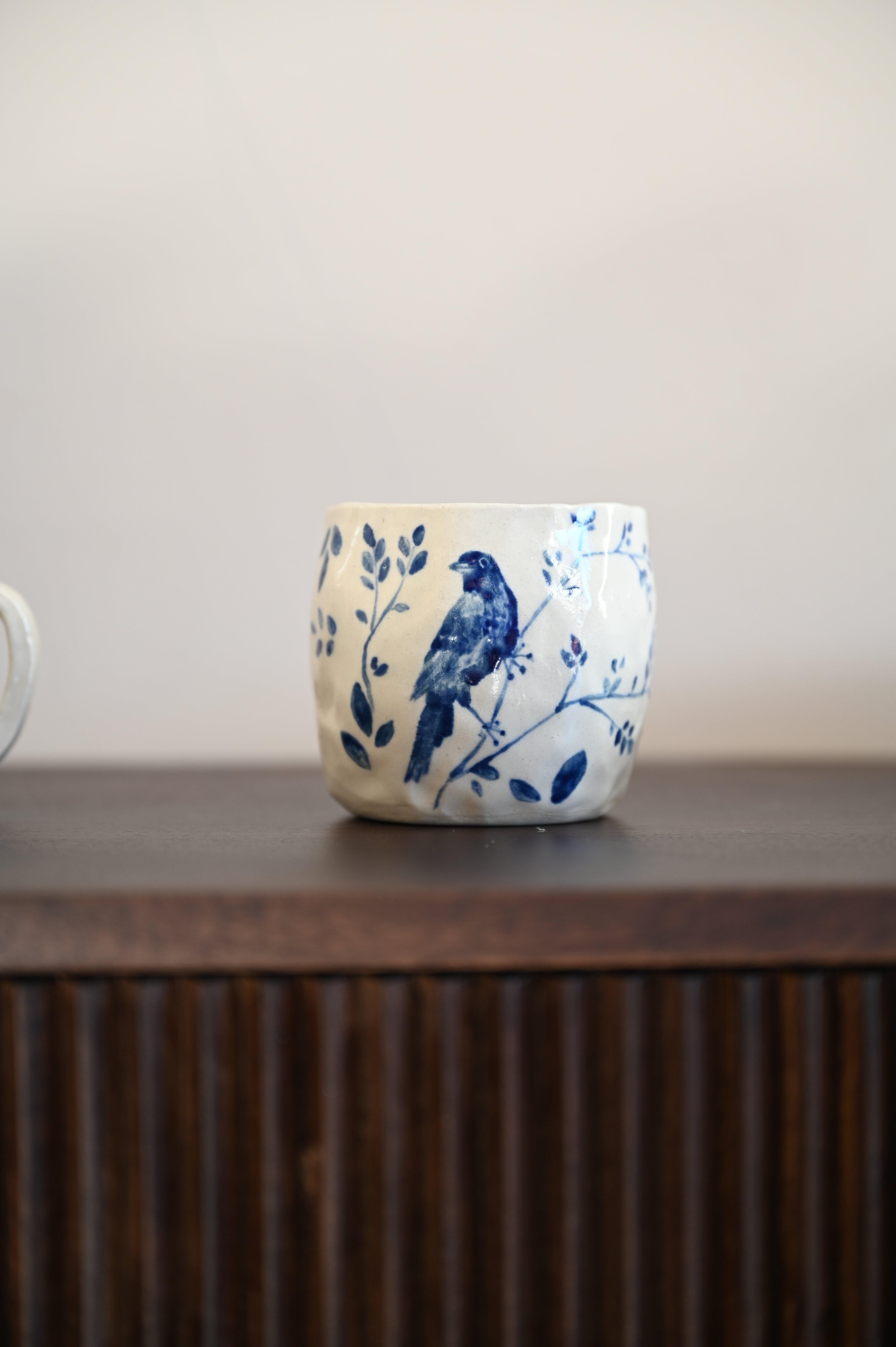 Handgeknepen mok met merel op tak