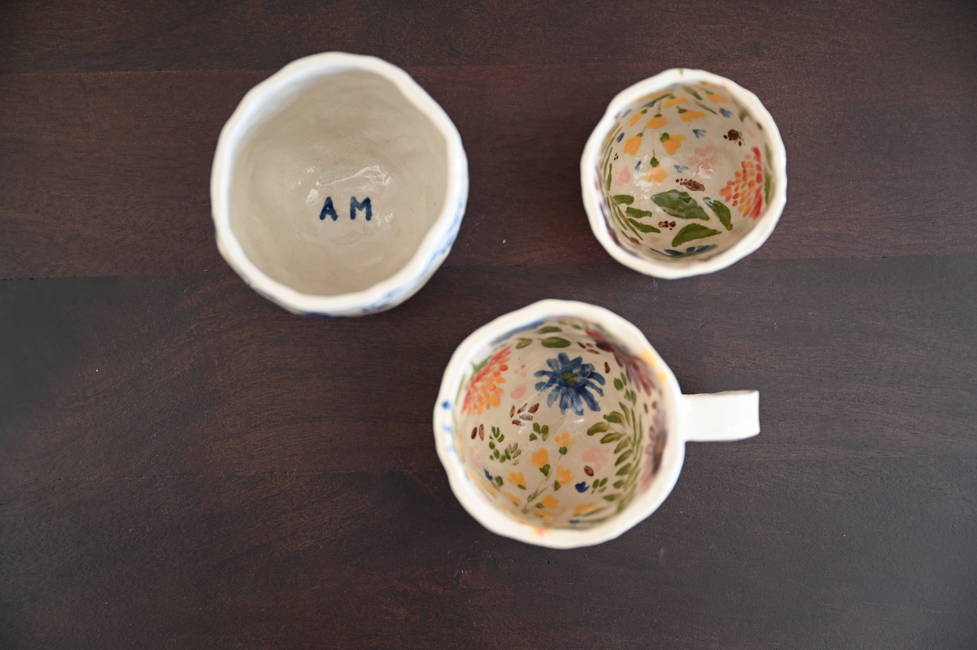 Handgeknepen mok met merel op tak