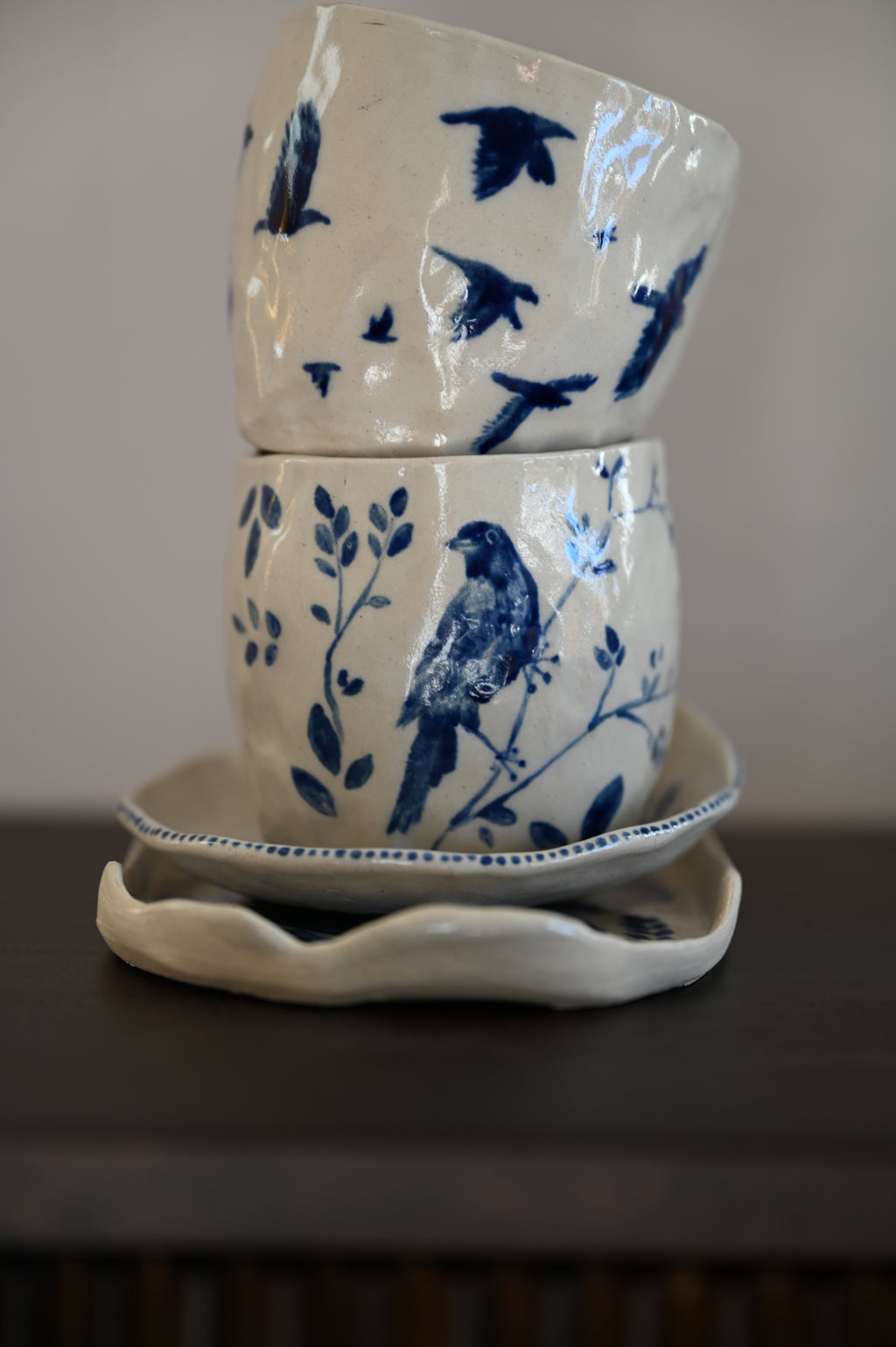Handgeknepen mok met merel op tak