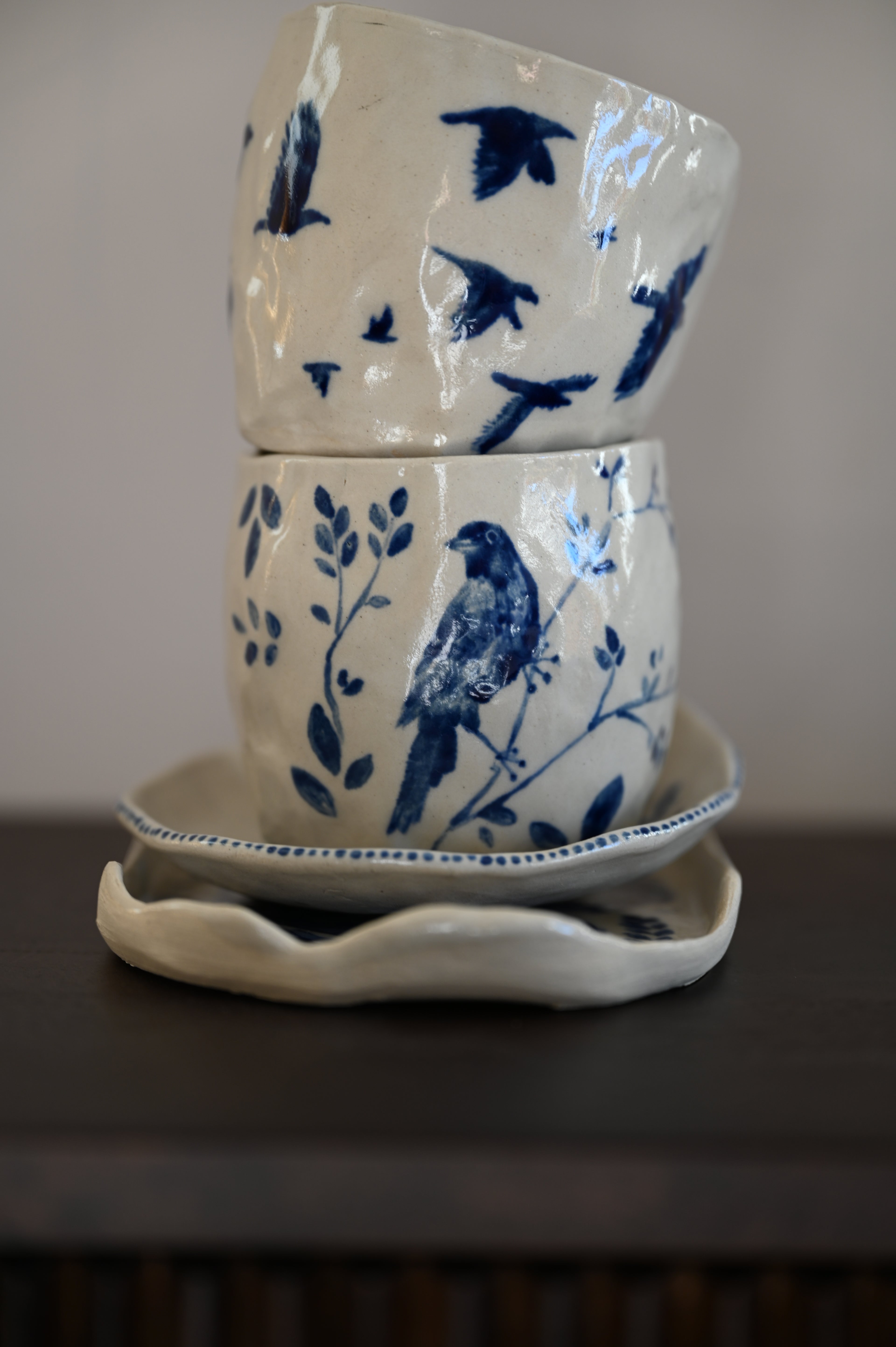 Handgeknepen mok met merel op tak