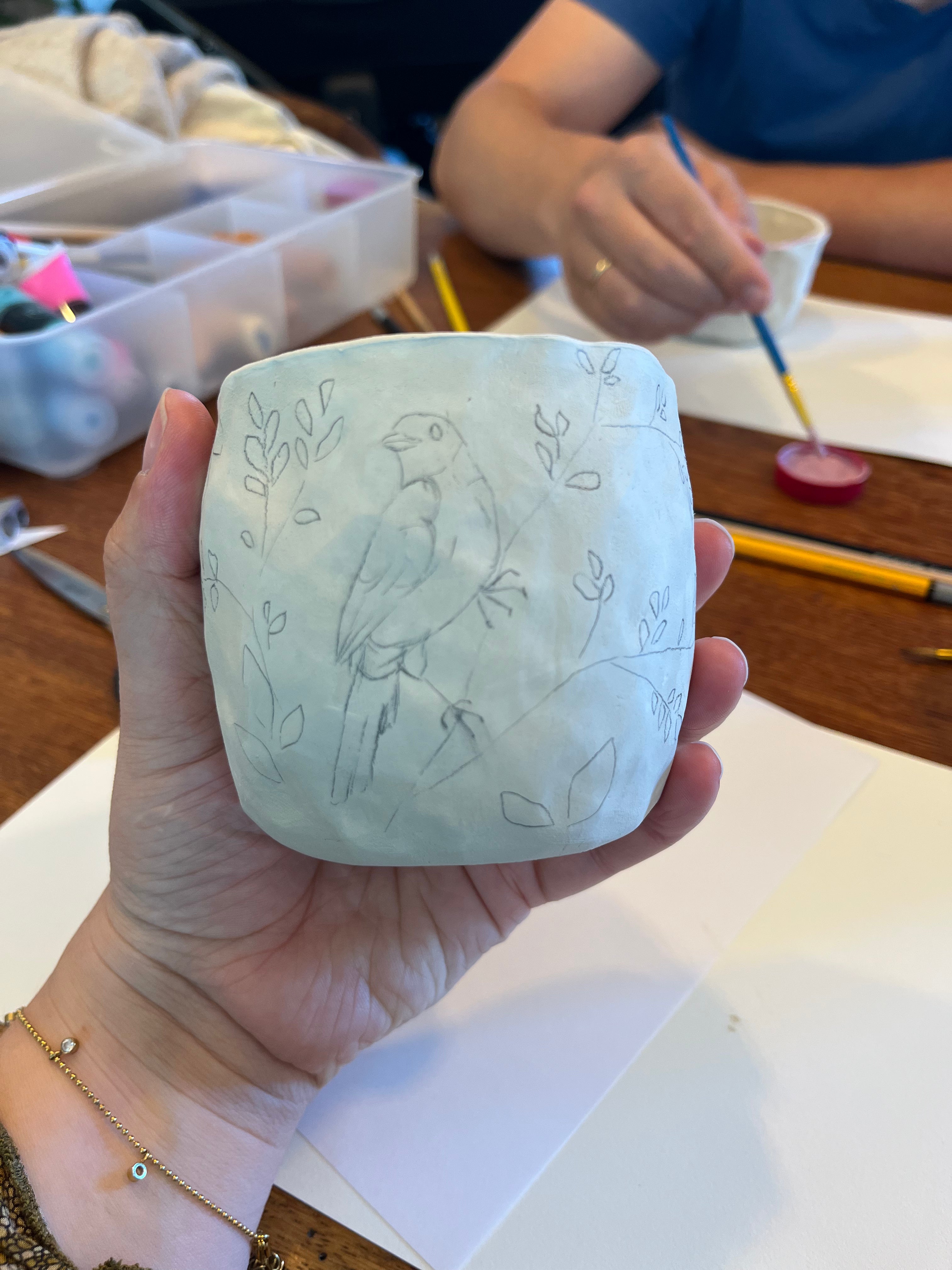 Handgeknepen mok met merel op tak